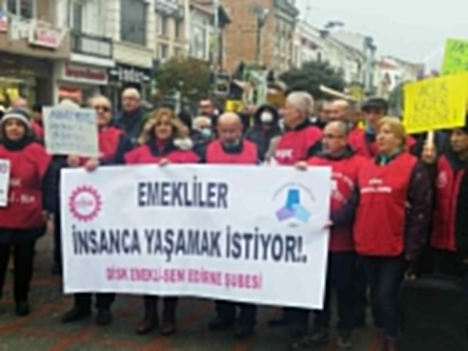 Emekliler insanca yaşamak istiyor   