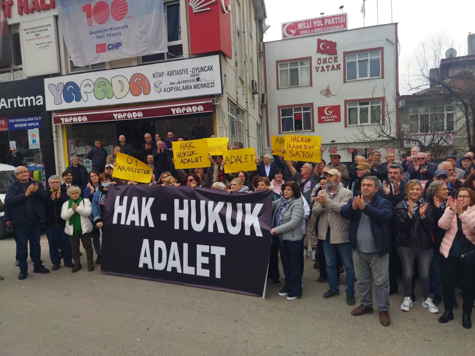 CHP önünde “hak, hukuk, adalet” arayışı