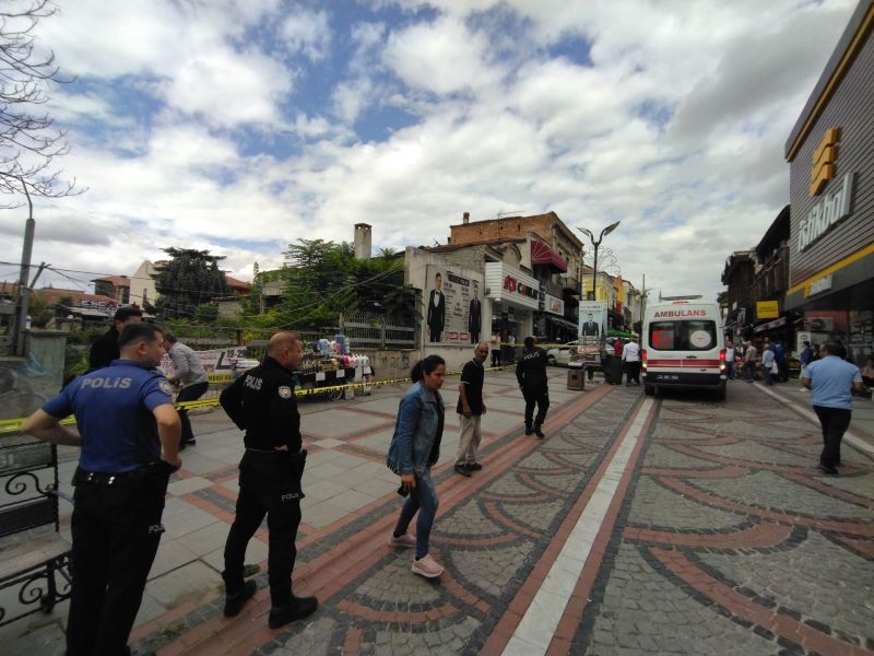 Yüzlerce kişinin gözü önünde vurdu