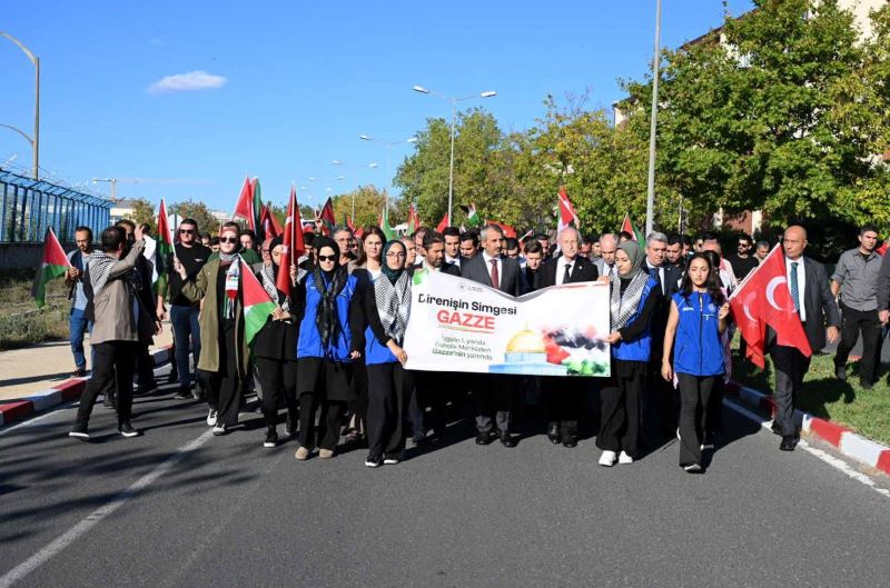 Öğrenciler, “Direnişin Simgesi Gazze” Yürüyüşü düzenledi