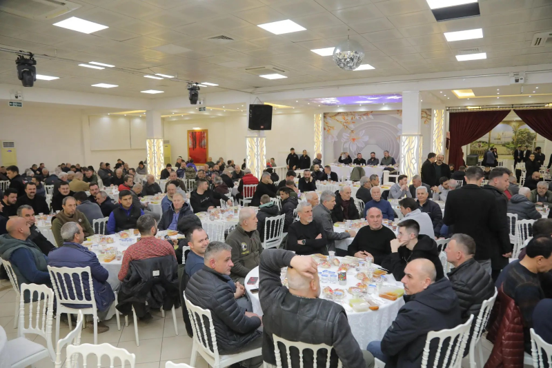 Edirne Belediyesi tarafından organize edilen iftar programında, sanayi esnafı aynı