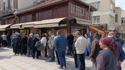 Edirne’de Saraçlar Caddesi’nde yapılan ücretsiz döner ve ayran dağıtımı büyük