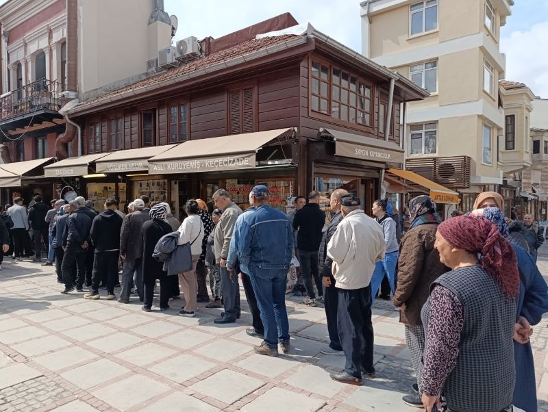 Edirne’de Saraçlar Caddesi’nde yapılan ücretsiz döner ve ayran dağıtımı büyük