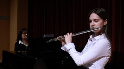 Trakya Üniversitesi Devlet Konservatuvarı flüt sınıfı öğrencisi Zeynep Ece Kaplan,