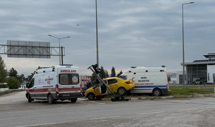 Edirne’de, Kırklareli kavşağında meydana gelen kazada Meriç İlçe Belediyesi hasta