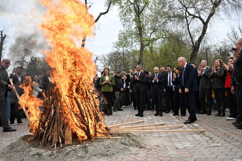 Baharın habercisi Nevruz Bayramı, Edirne’de yoğun katılımla kutlandı. Protokol üyeleri