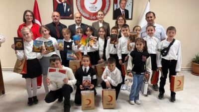 Plevne ve 75. Yıl İlkokulu öğrencileri, yazdıkları kitabın gelirini Kızılay