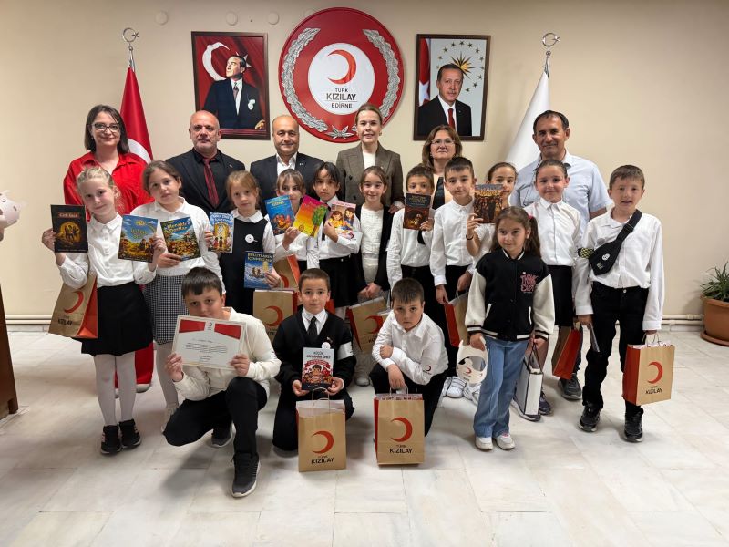 Plevne ve 75. Yıl İlkokulu öğrencileri, yazdıkları kitabın gelirini Kızılay