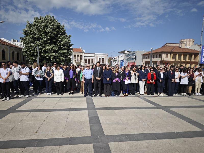 Edirne’de Hemşireler Haftası ve Ebeler Günü kutlandı. Atatürk Anıtı’nda çelenk