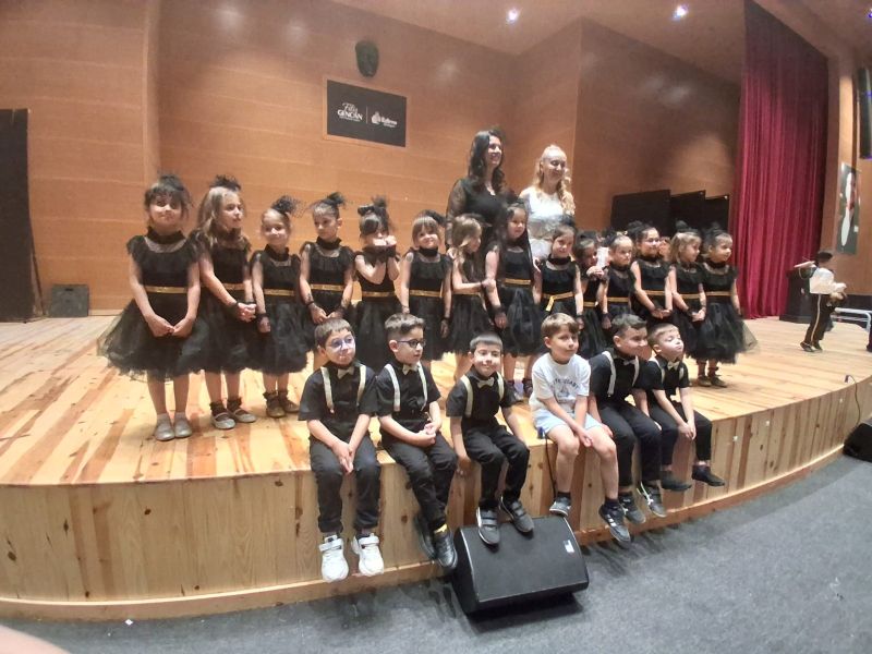 Edirne Zübeyde Hanım Anaokulu 5 yaş grubu öğrencileri, düzenlenen mezuniyet