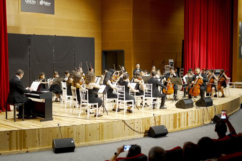 Edirne Belediyesi Konservatuvarı bünyesinde yıl boyunca çeşitli müzik branşlarında eğitim