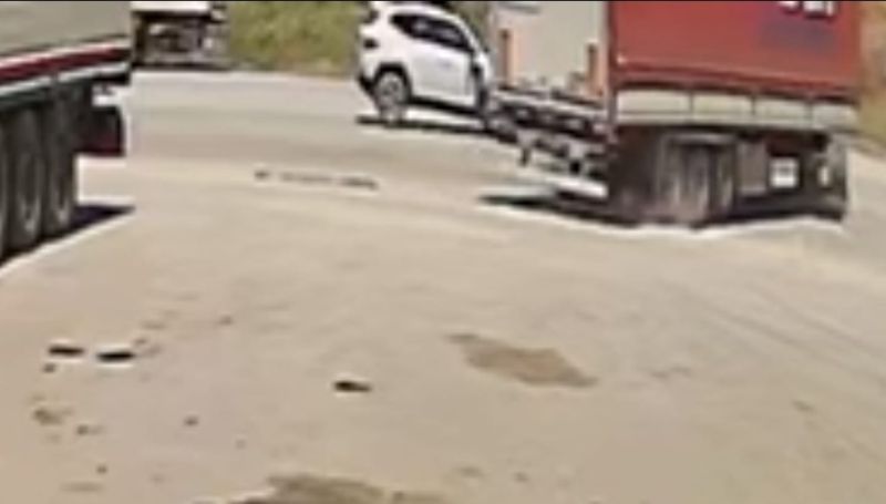 Kapıkule’den Edirne istikametine seyir halinde olan bir otomobil ile TIR,