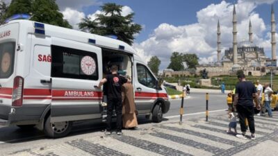 Edirne'de Eski Cami kavşağında ticari taksi ile motosikletin çarpışması sonucu