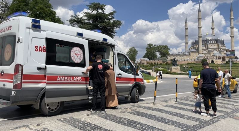 Edirne'de Eski Cami kavşağında ticari taksi ile motosikletin çarpışması sonucu