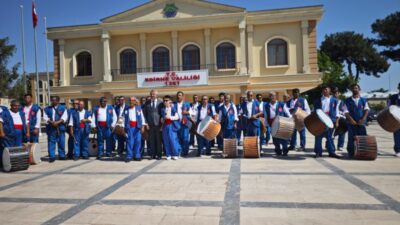 Tarihi Kırkpınar Yağlı Güreşleri Festivali kapsamında geleneksel davul-zurna ekibi, Edirne
