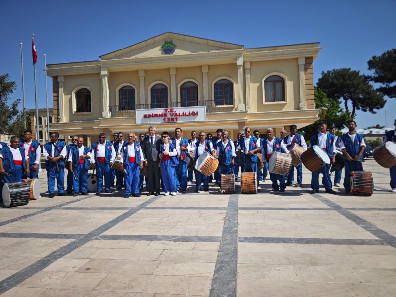 Tarihi Kırkpınar Yağlı Güreşleri Festivali kapsamında geleneksel davul-zurna ekibi, Edirne