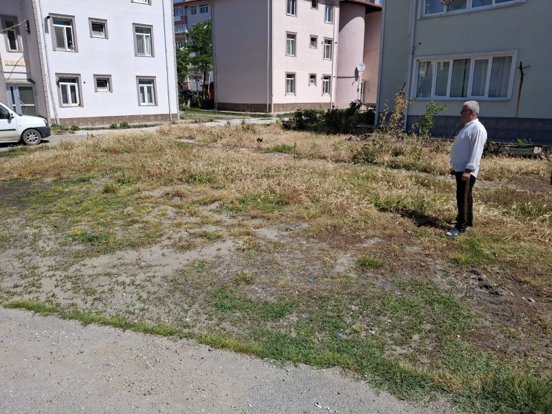 Kocasinan Mahallesi Ahmet Çalışkan Caddesi üzerinde bulunan Emek Sitesi’nde çevre