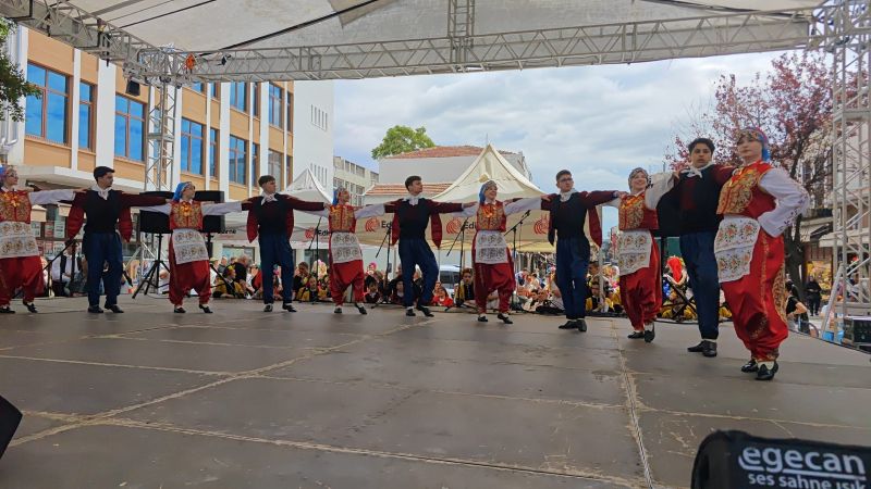 Edirne’de bu yıl 6’ncısı düzenlenen Balkan Folklor Festivali, renkli görüntülere
