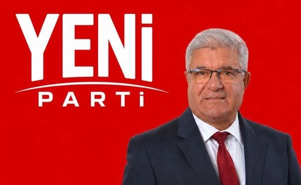 Yeni Parti Edirne Kurucu İl Başkanı Yücel Balkanlı, parti binasında