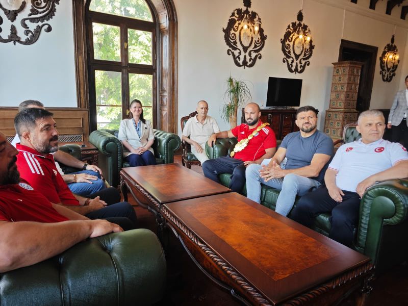 Tarihi Kırkpınar Yağlı Güreşleri öncesinde son başpehlivan Orhan Okulu, Edirne