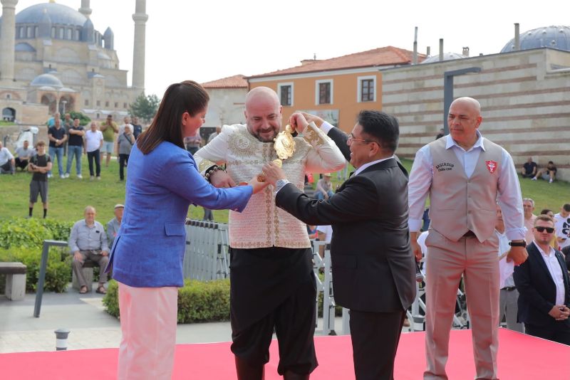 Tarihi Kırkpınar Yağlı Güreşleri'nin geleneksel ağa karşılama töreninde Kırkpınar Ağası