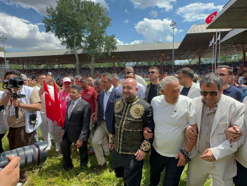 Edirne’de düzenlenen 665’inci Tarihi Kırkpınar Yağlı Güreşleri kapsamında gerçekleştirilen ağalık