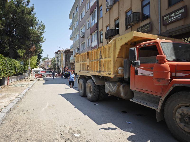 Edirne Belediyesi, kent genelinde sürdürülen üstyapı çalışmaları kapsamında Balıkpazarı Caddesi'nde