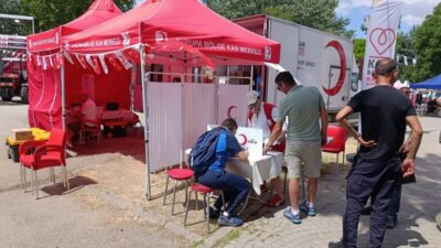 Edirne Kızılay Kan Bağışı Merkezi tarafından Sarayiçi'nde düzenlenen kan bağışı