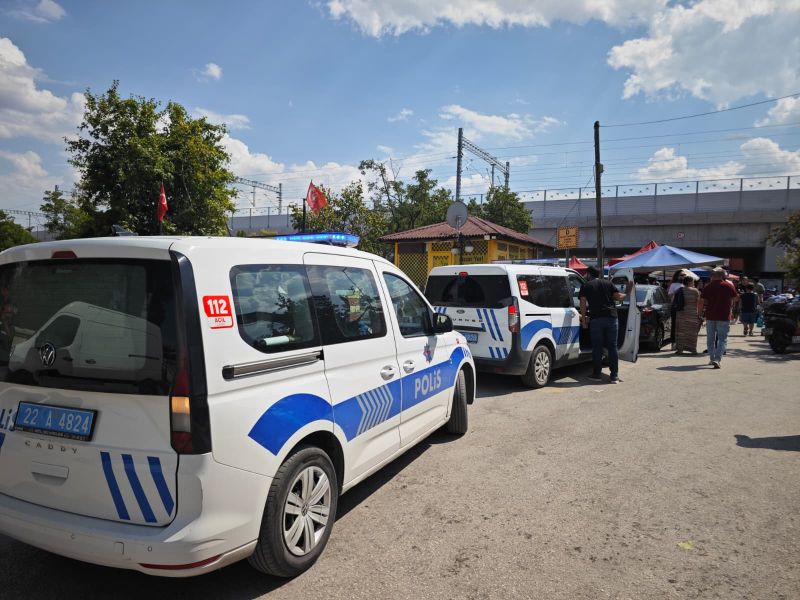 Edirne'de kurulan Balkan Pazarında kadınları cep telefonuyla gizlice görüntülediği öne