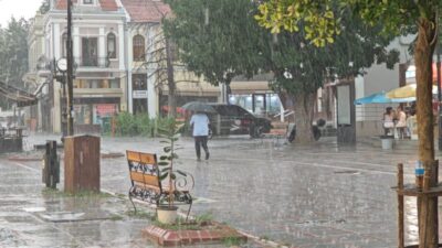 Balkanlar üzerinden gelen gök gürültülü sağanak yağış, Edirne'de hayatı olumsuz