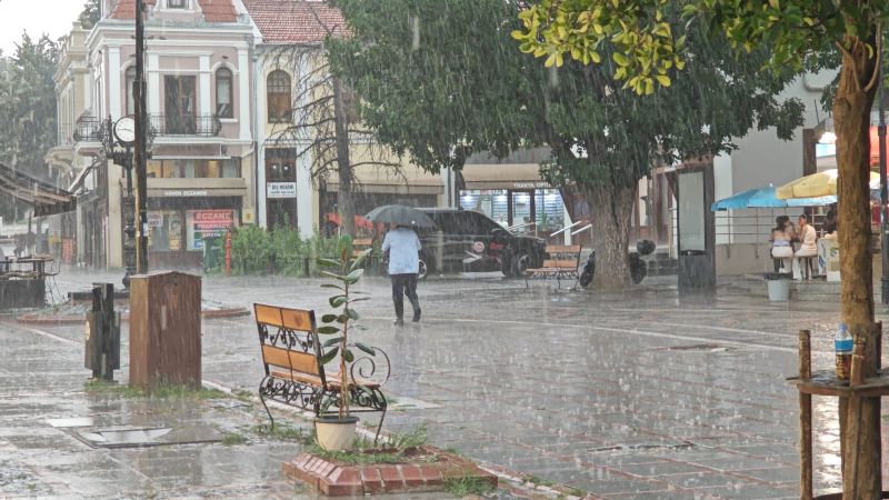 Balkanlar üzerinden gelen gök gürültülü sağanak yağış, Edirne'de hayatı olumsuz
