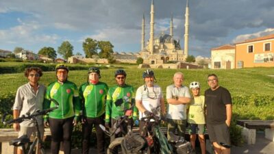 Yeşilay Edirne Şubesi'nin düzenlediği bisiklet turunda gönüllüler, Selimiye Meydanı'ndan başlayıp