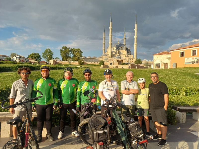 Yeşilay Edirne Şubesi'nin düzenlediği bisiklet turunda gönüllüler, Selimiye Meydanı'ndan başlayıp