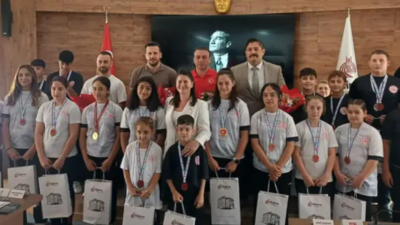 Edirne Belediye Meclisi'nde ağırlanan başarılı güreşçiler, 2026 yılında kazandıkları 35