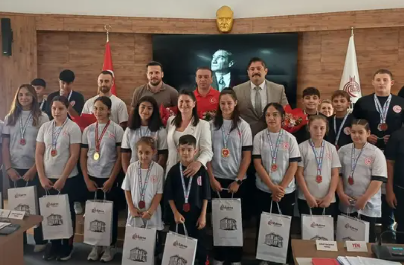 Edirne Belediye Meclisi'nde ağırlanan başarılı güreşçiler, 2026 yılında kazandıkları 35