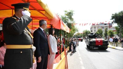 Büyük Zafer’in 104’üncü yıl dönümü, Edirne’de Atatürk Bulvarı’nda düzenlenen tören,