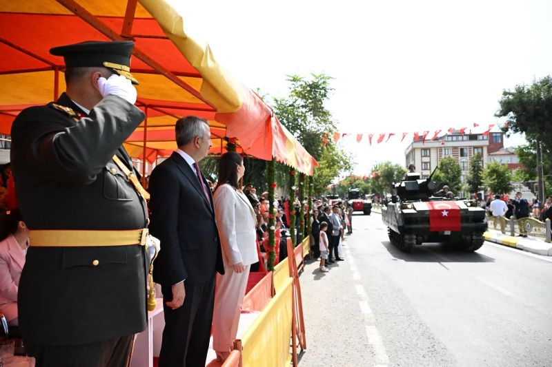 Büyük Zafer’in 104’üncü yıl dönümü, Edirne’de Atatürk Bulvarı’nda düzenlenen tören,