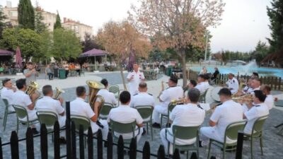 Edirne Belediyesi Bandosu, yaz akşamlarında kent sakinlerini müzikle buluşturmaya başladı.
