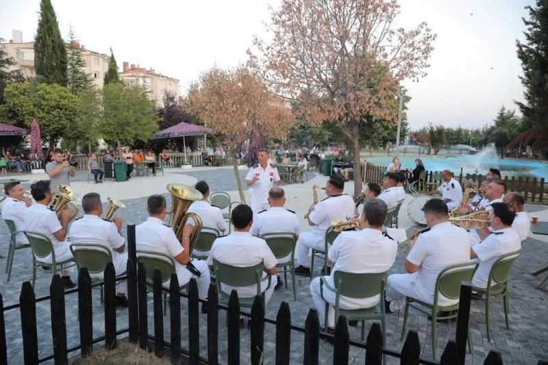 Edirne Belediyesi Bandosu, yaz akşamlarında kent sakinlerini müzikle buluşturmaya başladı.