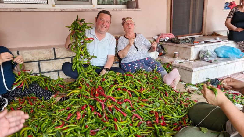 Edirne Meşhur Tava Ciğerinin garnitürü Karaağaç acı biberinin iplere dizilmesine