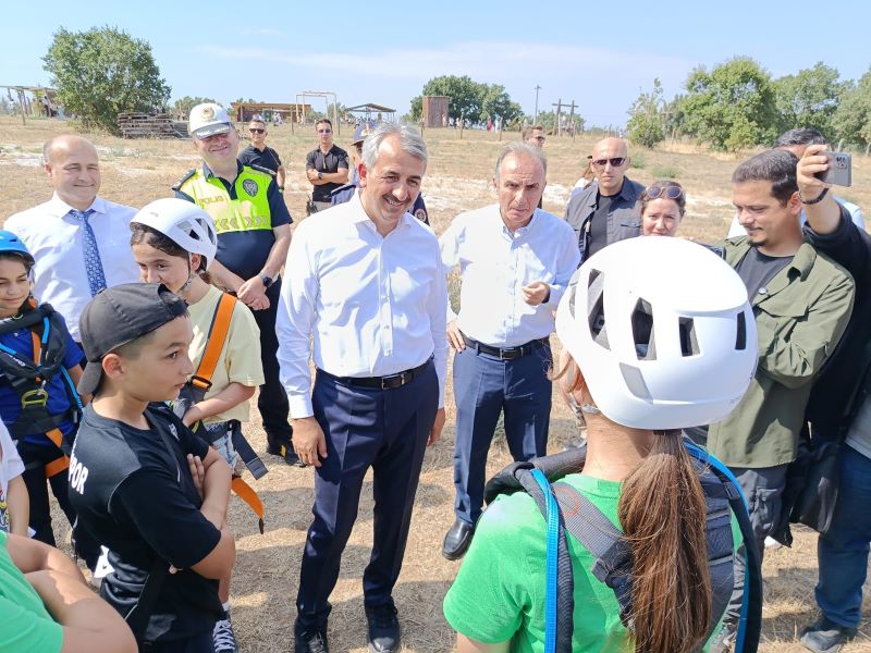 Edirne Valisi Yunus Sezer, yaz okullarının kapanışında düzenlenen şenlikte gelecek
