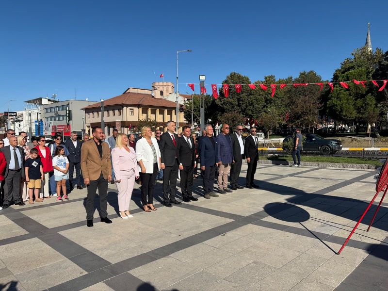 Cumhuriyet Halk Partisi’nin kuruluşunun 103’üncü yıl dönümü dolayısıyla Edirne’de Atatürk