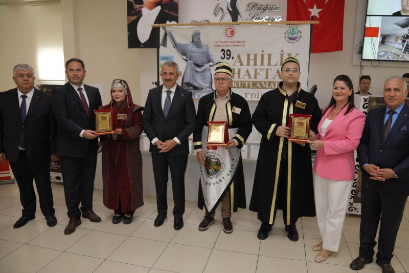 Edirne’de 39. Ahilik Haftası kapsamında düzenlenen törende, 43 yıllık oto