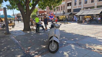 Edirne’de yaya trafiğinin yoğun olduğu Saraçlar Caddesi’nde motosiklet ve araçlara