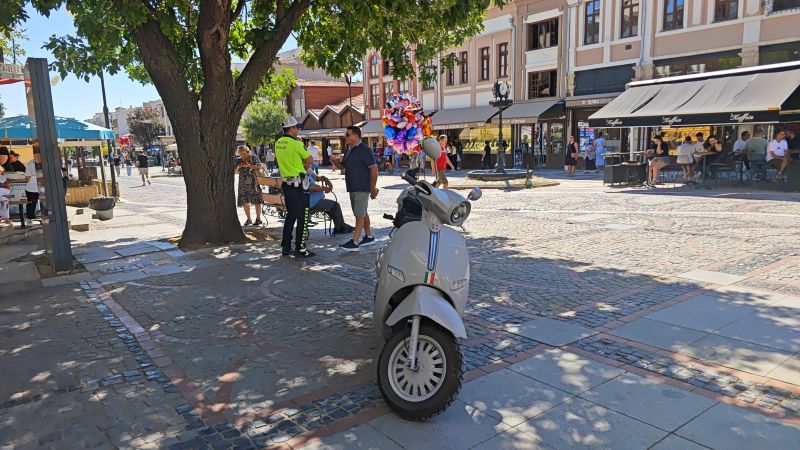 Edirne’de yaya trafiğinin yoğun olduğu Saraçlar Caddesi’nde motosiklet ve araçlara