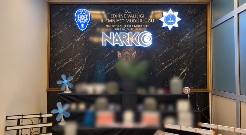 Edirne’de Narkotik ekiplerince iki farklı adrese düzenlenen operasyonda, uyuşturucu üretiminde