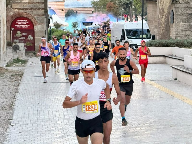 Edirne’de bu yıl 11’incisi düzenlenen Uluslararası Edirne Yarı Maratonu, bin
