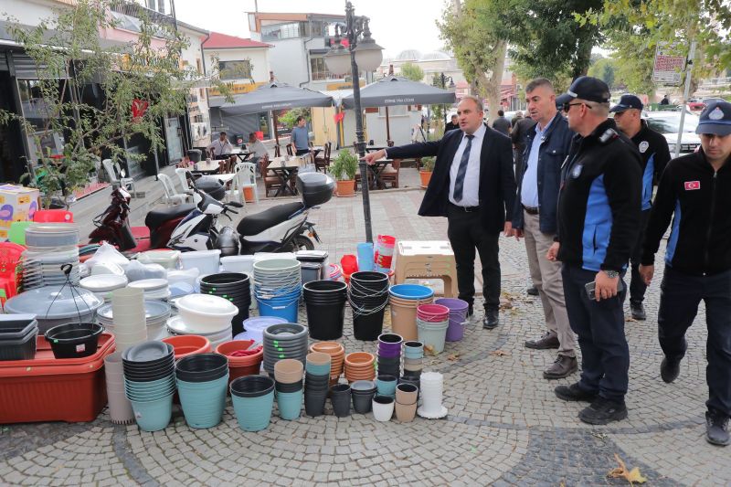 Edirne Belediyesi ekipleri, kent merkezinde yayaların kullanım alanı olan kaldırımlarda