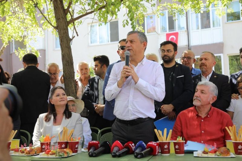 Yeni Parti Genel Başkanı Özgür Özel, Edirne Belediyesi tarafından emekliler