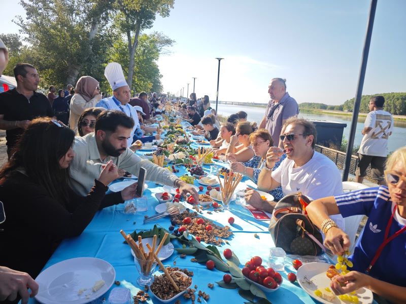 3’üncü Edirne Gastronomi Festivali’nde Meriç Nehri kıyısında 150 metre uzunluğunda